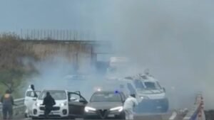 Banditi armati assaltano un portavalori in Puglia: video della rapina e dell'esplosione