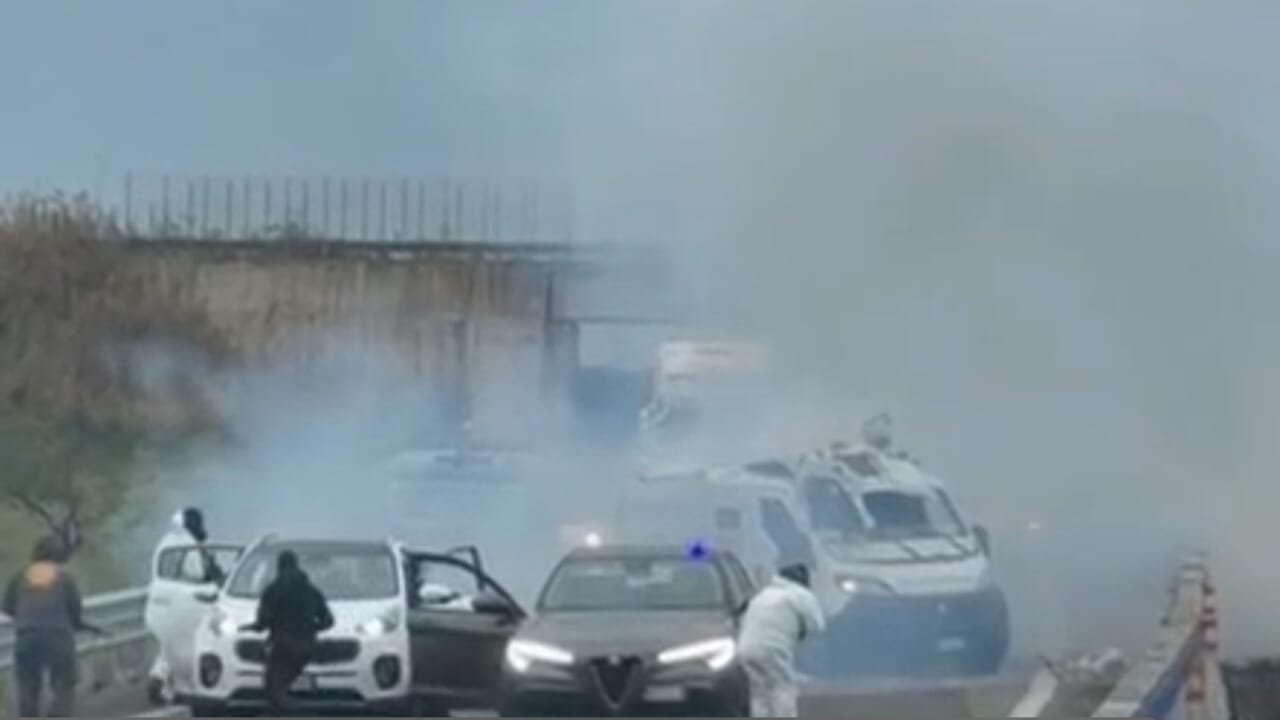 Banditi armati assaltano un portavalori in Puglia: video della rapina e dell'esplosione