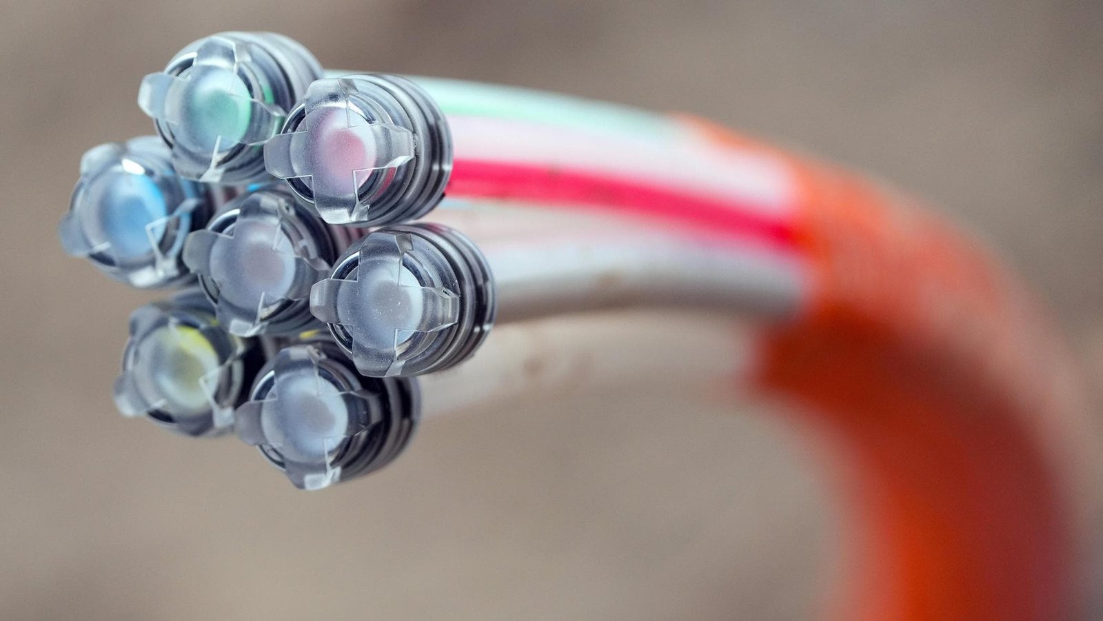 Bando da 700 milioni per portare internet veloce a 1,8 milioni di indirizzi civici