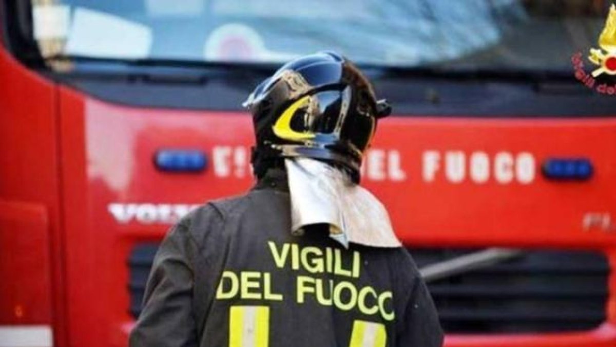 Bari: incendiato il pianerottolo di casa della figlia e del nipote, coinvolto anche l'ex marito; scatta la misura cautelare.