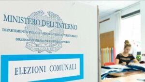 Comunali a Salerno: otto candidati sindaco, De Luca guida sette liste senza il Pd.