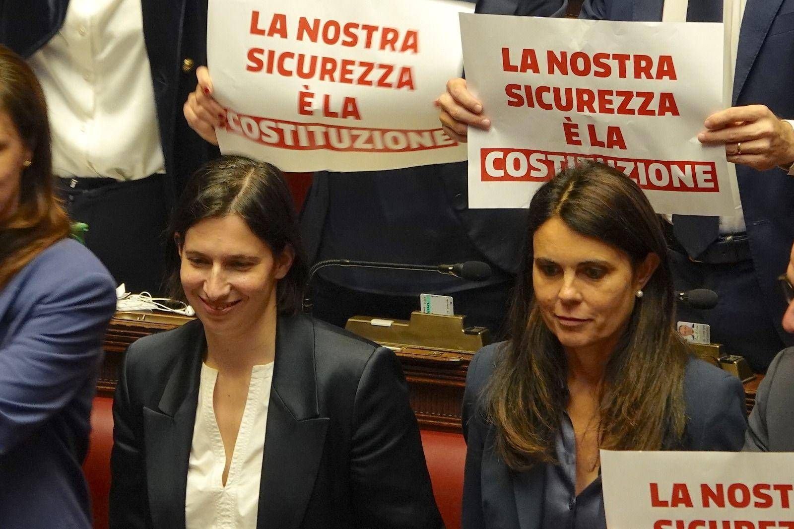 Decreto sicurezza approvato: via libera definitivo tra proteste, "Bella ciao" e inno di Mameli.