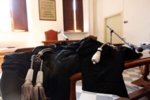 Denuncia 12 volte un condomino per stalking, lui cambia casa, ma l'inquilina viene accusata di calunnia.