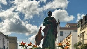 Due donne portatrici di una statua dei Misteri nel Barese