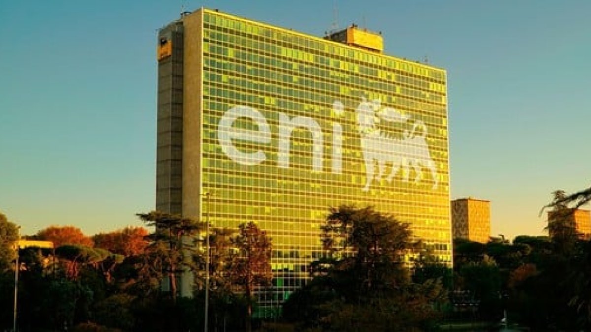 Eni aumenta la produzione di petrolio e gas, con profitti di 1,3 miliardi nel primo trimestre.