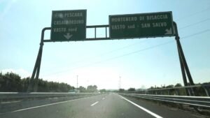 Frana in Molise, tratto A14 ancora chiuso e mezzi pesanti deviati