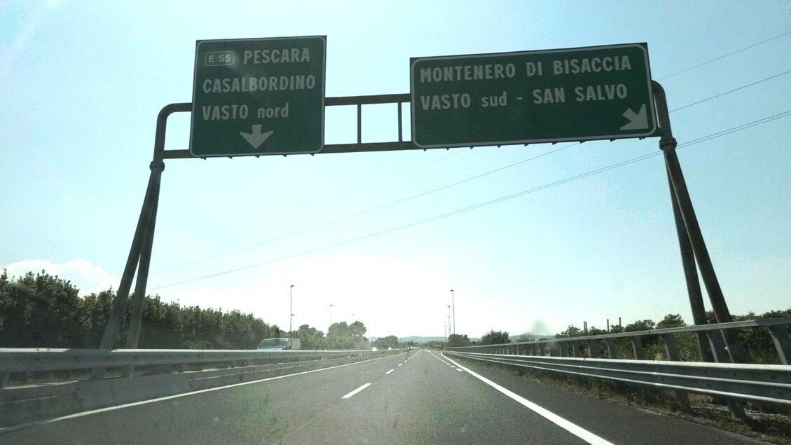 Frana in Molise, tratto A14 ancora chiuso e mezzi pesanti deviati