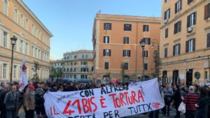 Gli anarchici sfilano a Roma per Cospito, ferito un poliziotto