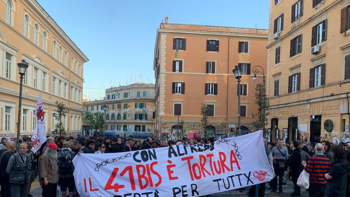 Gli anarchici sfilano a Roma per Cospito, ferito un poliziotto