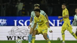 Il Frosinone scappa con una magia di Calò, il Palermo si salva all'89', ma il pareggio non accontenta nessuno.