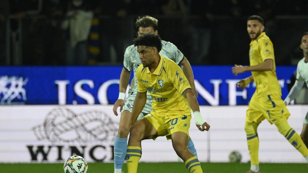 Il Frosinone scappa con una magia di Calò, il Palermo si salva all'89', ma il pareggio non accontenta nessuno.