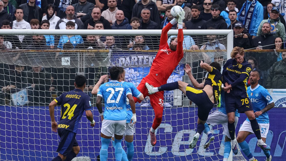 Il Napoli frena, l'Inter passa a Como e si avvicina al titolo