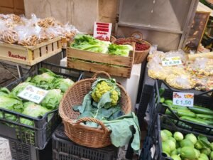 In Puglia cresce la cultura del mangiare sano, mentre le multinazionali affrontano difficoltà.