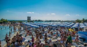 In Puglia, lidi aperti dal 23 maggio al 13 settembre: le regole su cibo e plastica.