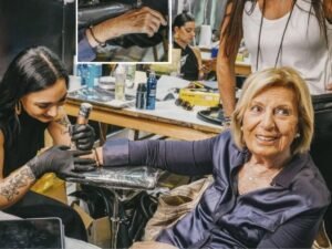 Lecce, il tatuaggio nostalgico della sindaca Adriana Poli Bortone: si fa incidere MSI sul polso destro.
