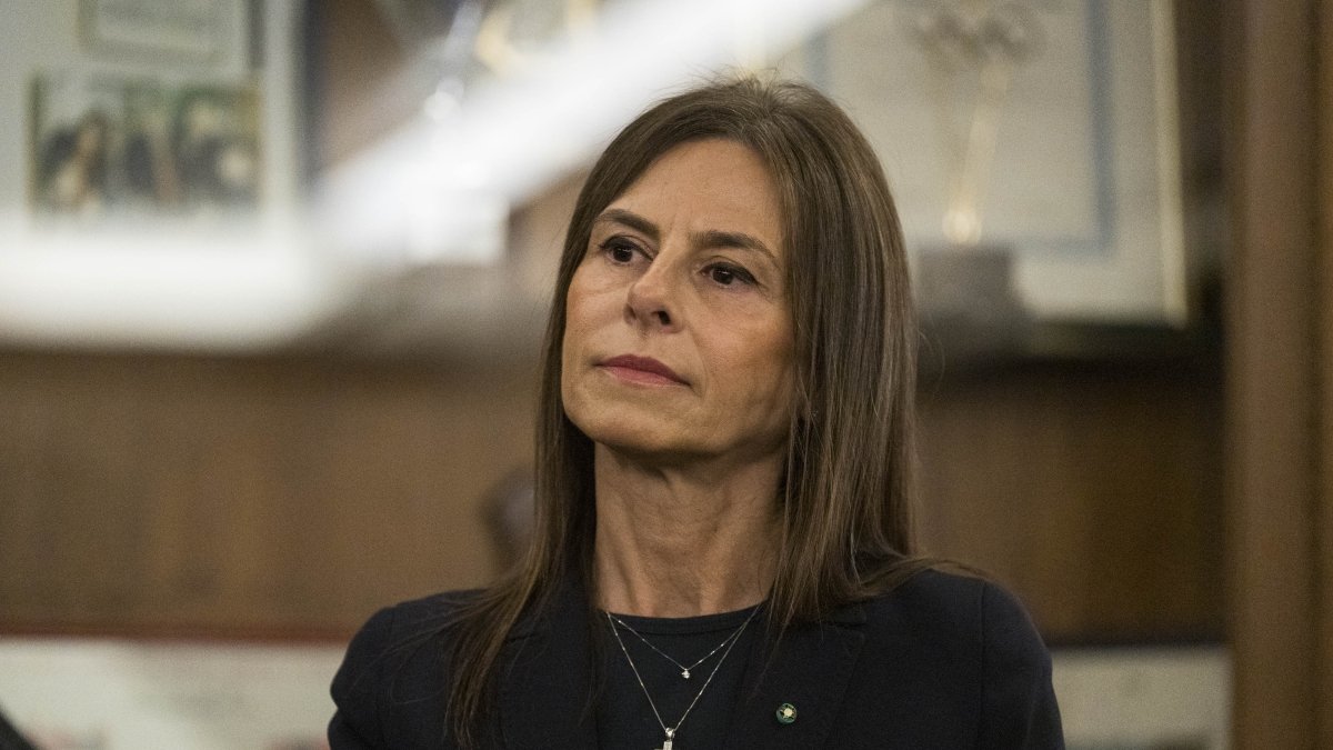 L'irritazione di Meloni sul caso Di Foggia: l'ad di Terna non rinuncia alla buonuscita di 7,3 milioni e rimanda l'addio.