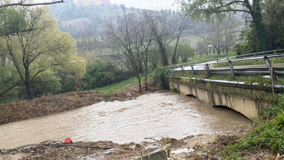 Maltempo al Centrosud: fiumi esondati e strade chiuse
