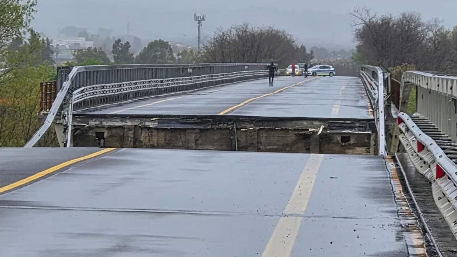 Maltempo: crolla ponte tra Abruzzo e Molise, 11 persone intrappolate in hotel sotto 3 metri di neve