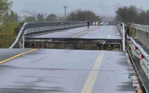 Maltempo in Molise: crolla ponte sul Trigno, un disperso dopo il coinvolgimento di un'auto.