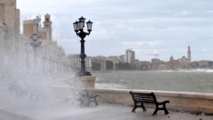 Maltempo in Puglia: allerta gialla per venti di burrasca e mareggiate.