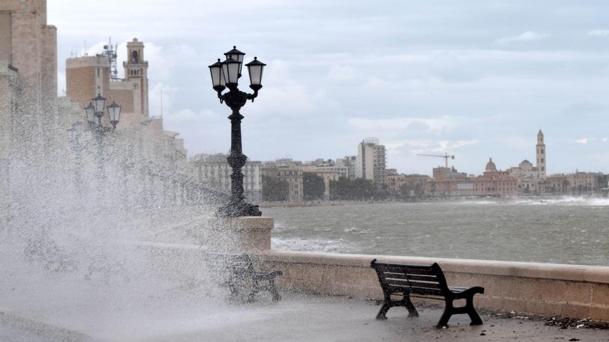 Maltempo in Puglia: allerta gialla per venti di burrasca e mareggiate.