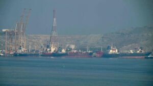 Petroliera cinese attraversa lo Stretto di Hormuz, Islamabad propone un secondo round di negoziati Usa-Iran.