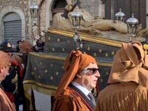 Riccardo Muti in Puglia per Pasqua: processione e messa a Molfetta. «Speriamo ci sia resurrezione in questo mondo che crolla»