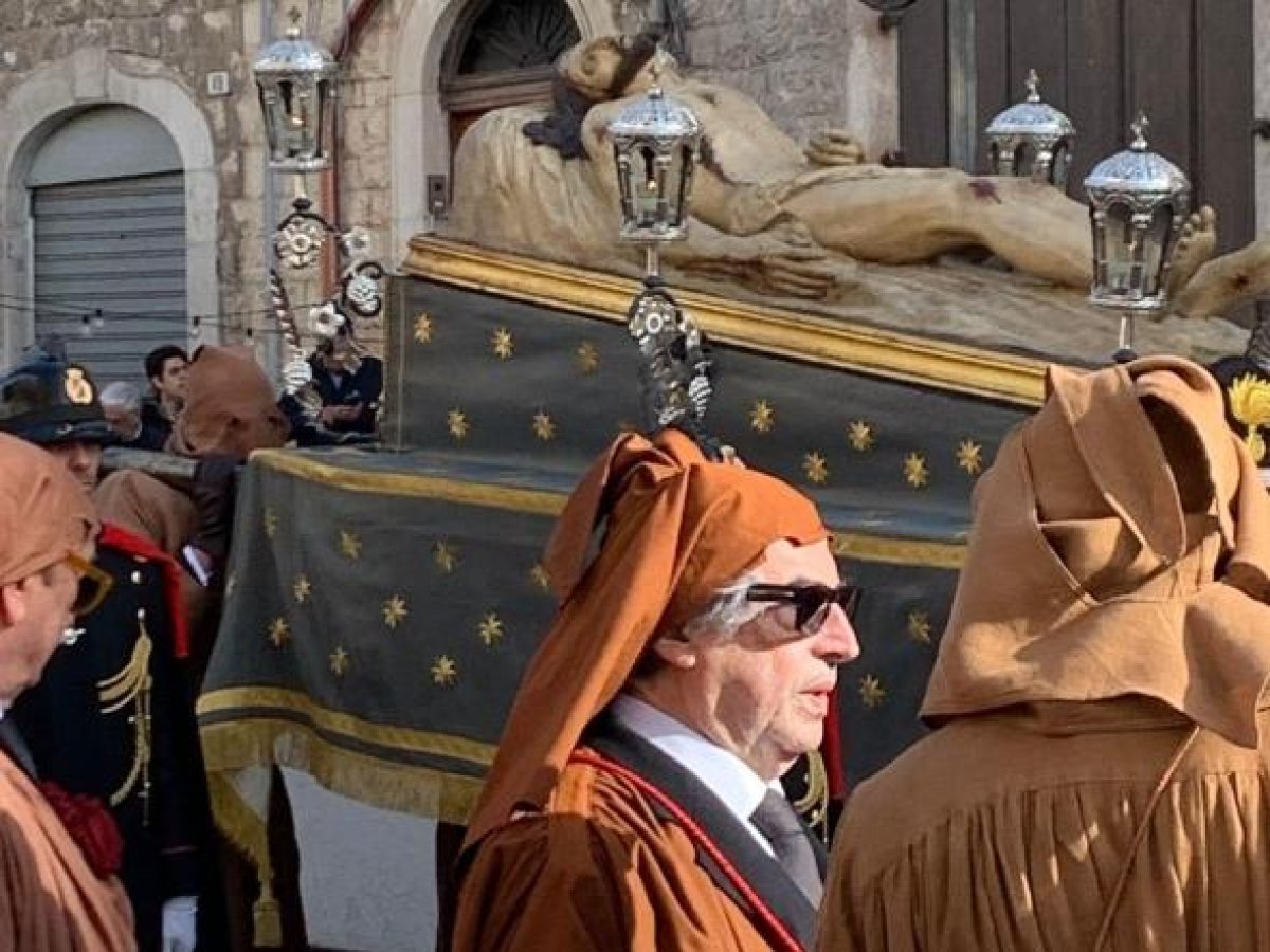 Riccardo Muti in Puglia per Pasqua: processione e messa a Molfetta. «Speriamo ci sia resurrezione in questo mondo che crolla»