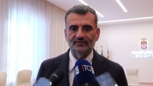 Ridurre il disavanzo della Sanità in Puglia: Decaro propone tagli alla politica per evitare un uso eccessivo della leva fiscale.