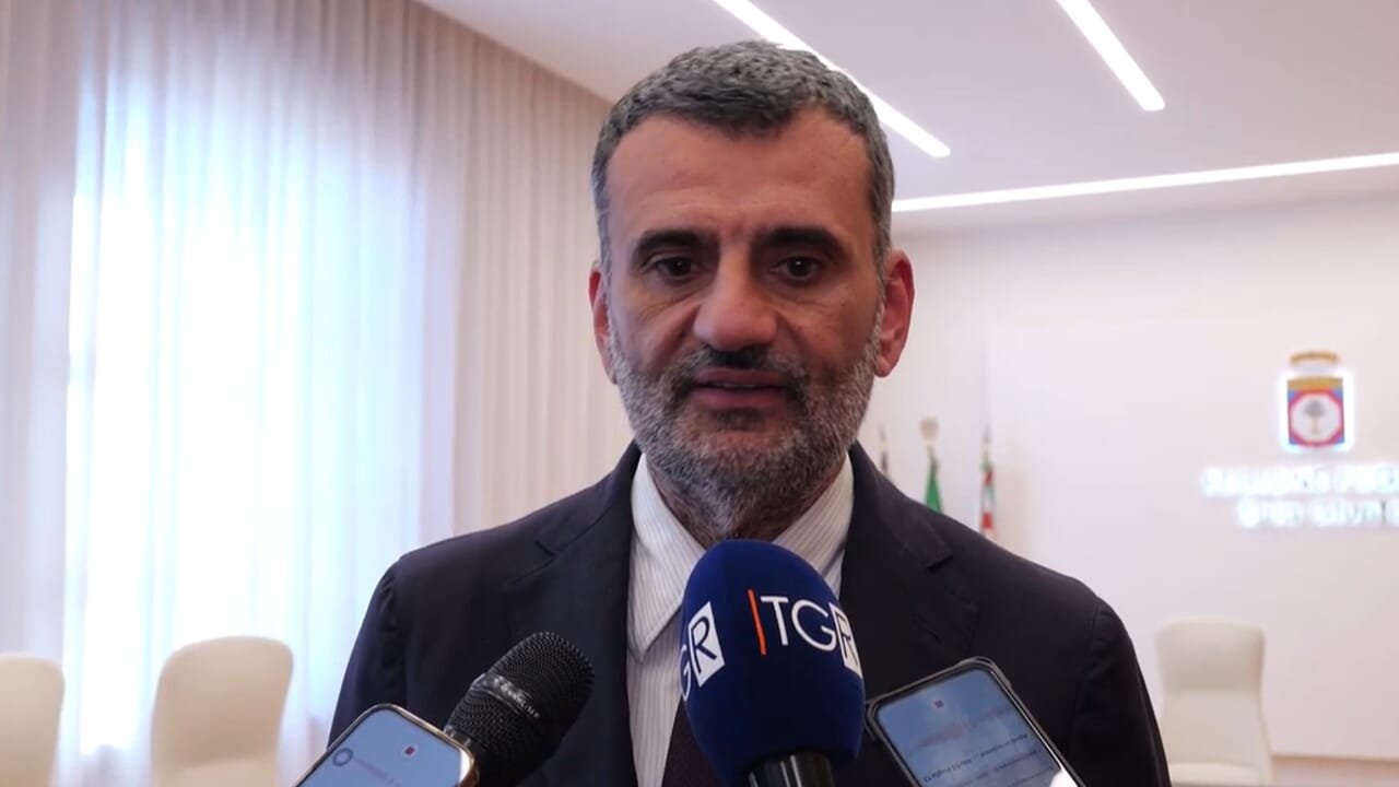 Ridurre il disavanzo della Sanità in Puglia: Decaro propone tagli alla politica per evitare un uso eccessivo della leva fiscale.