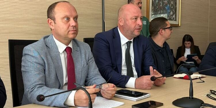 Sanità in Puglia: Vietri (FdI) contro l'aumento dell'Irpef, propone tagli a sprechi e inefficienze.