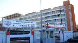 Schianto tra uno scooter e un cavallo imbizzarrito a Terlizzi: 18enne gravemente ferito mentre si dirige a scuola, è in rianimazione