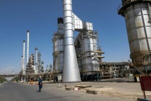 Sommerso dal petrolio: l'Iran corre ai ripari tra petroliere ferme e soluzioni estreme