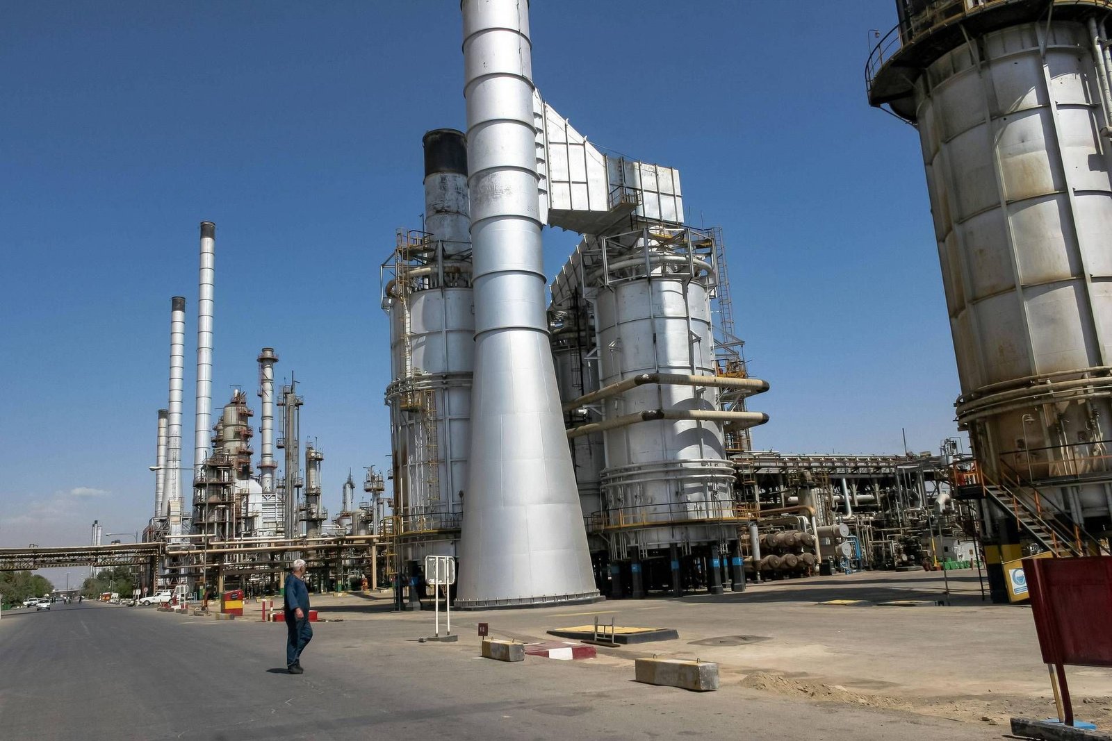 Sommerso dal petrolio: l'Iran corre ai ripari tra petroliere ferme e soluzioni estreme