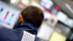 Taranto, operaio ferito nell'ex Ilva: i sindacati denunciano la pericolosità dello stabilimento.