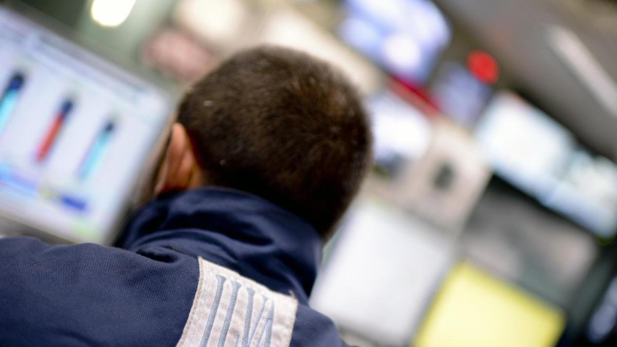 Taranto, operaio ferito nell'ex Ilva: i sindacati denunciano la pericolosità dello stabilimento.