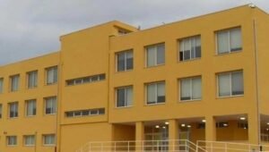 Tenta di entrare nella scuola della fidanzata e colpisce il bidello che lo ferma: denunciato