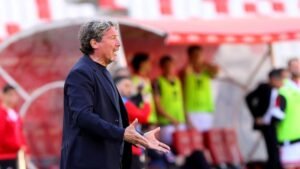 Venezia in testa con un tris, Frosinone rimonta in Serie A. Spezia segna 6 gol per sperare. Vittorie per Palermo e Avellino.