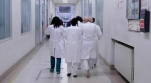 Buco nella sanità, l’allarme dei medici: «Stop alle assunzioni è un disastro. Decaro non ci ha coinvolti»