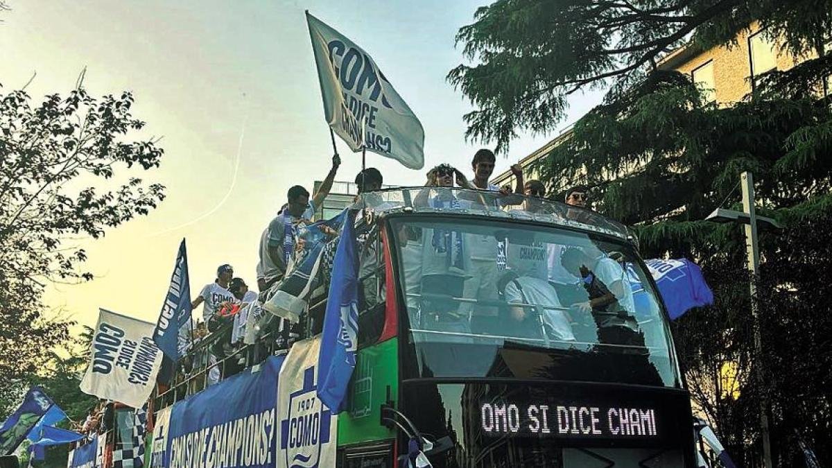 Como in festa per la Champions: città in delirio con 15.000 persone alla parata