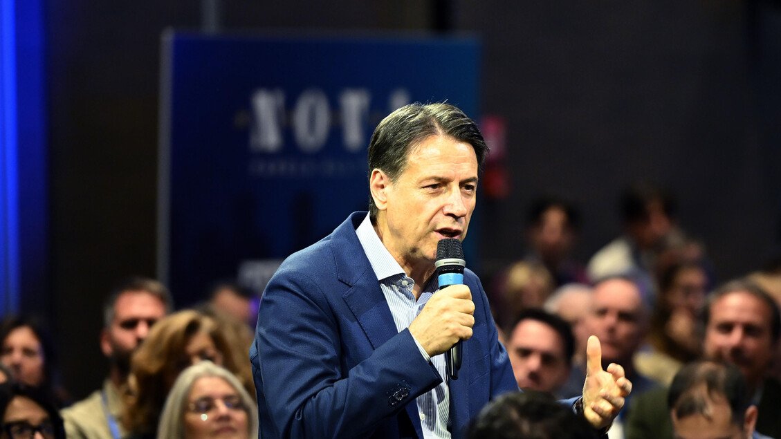 Conte rilancia le primarie, allarme Avs sul voto anticipato