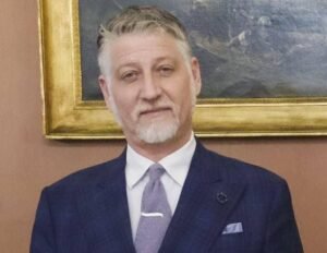 Giuli insiste sui licenziamenti dello staff, mentre Fratelli d'Italia minimizza: "Creato un caso dal nulla"