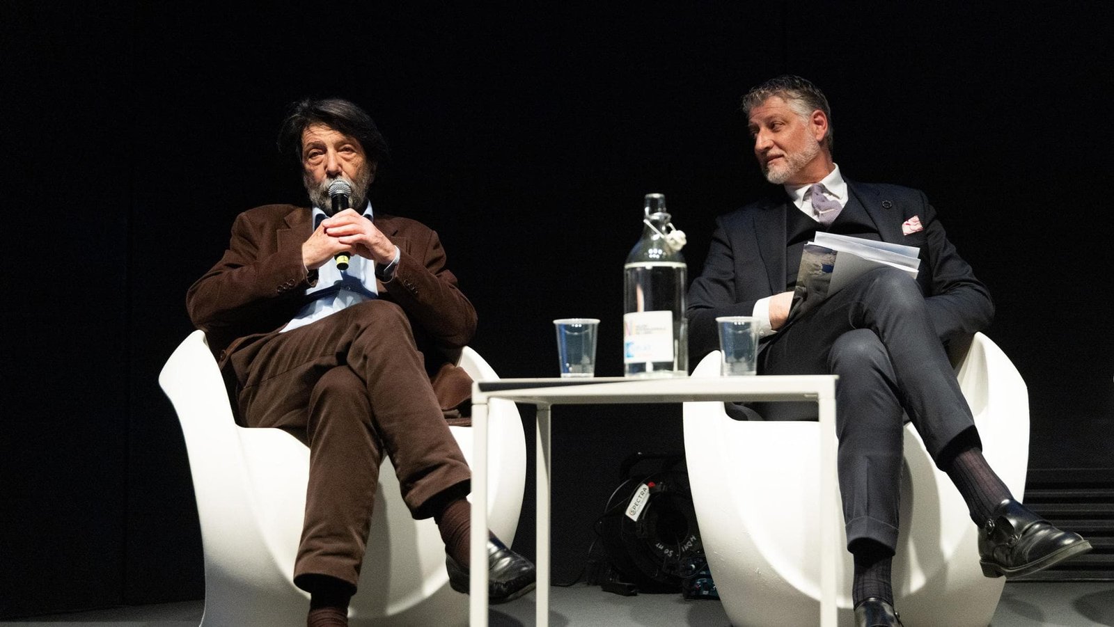 Giuli tarda 40 minuti e Cacciari lo stronca: Riviste eretiche contro chi? Contro nullità politiche?