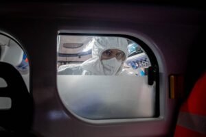 Hantavirus: rintracciati 4 italiani a bordo dell'aereo del contagio, come stanno?