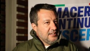 La Lega: "Revoca del soggiorno per chi delinque". Tajani: "Medaglia al Valore civile per chi è intervenuto"