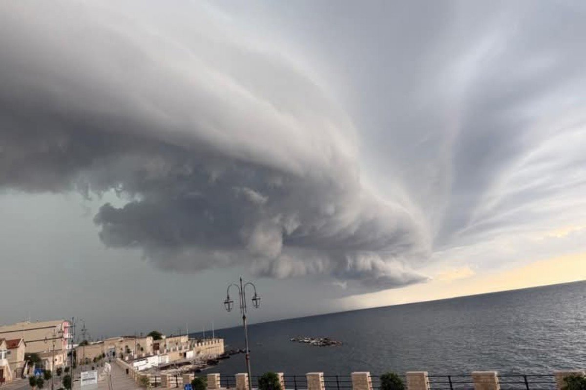 Meteo: spettacolari e terrificanti shelf cloud protagoniste oggi in Puglia, cosa significano e perché preannunciano grandine e nubifragi | FOTO e VIDEO