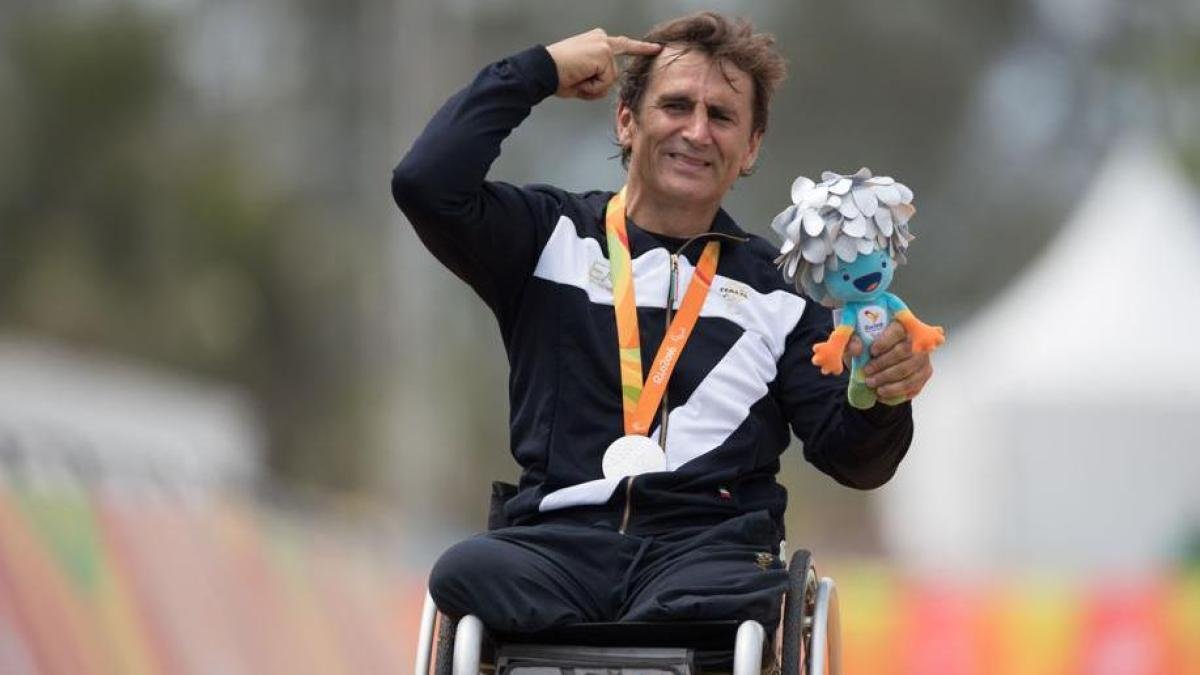 Padova, l'ultimo abbraccio ad Alex Zanardi: Jovanotti ricorda il suo eroe.