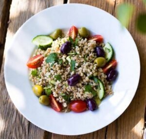 Pranzo salutare: insalata super con due ingredienti e un frutto sottovalutato