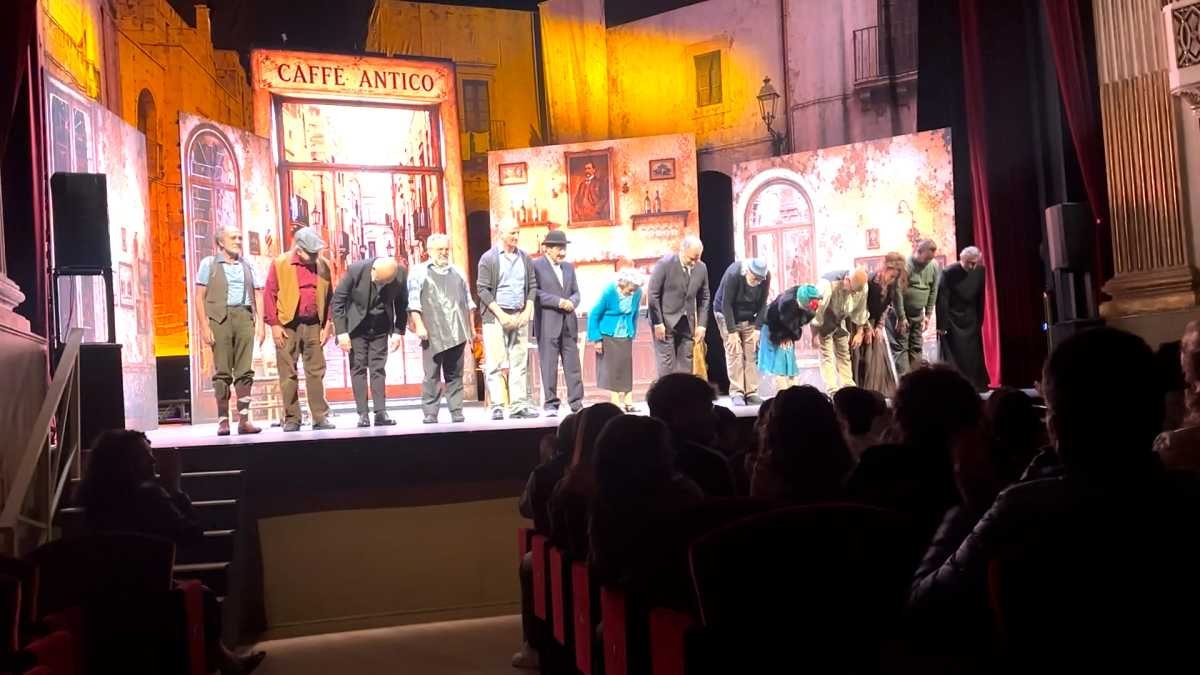 Puglia Culture presenta “U Cafè Andìche”: in scena al teatro Piccinni con la regia di Vito Signorile.