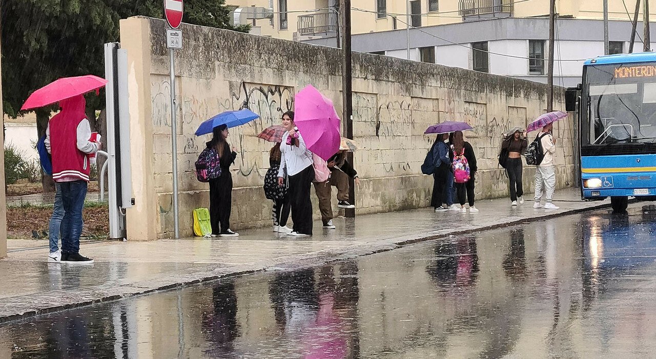 Puglia, nuova allerta meteo per piogge e temporali: le previsioni